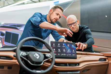 Jan Dědek (vlevo) se podílel i na tvorbě interiéru Škody Enyaq. Foto: Škoda Auto