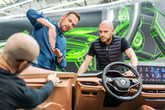 Jan Dědek (v košili) pracuje s kolegy na interiéru Škody Enyaq. Foto: Škoda Auto