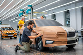 Modely nově vznikajících aut se strojově frézují do speciální hlíny s příměsí vosků nebo síry, následně se ručně dočišťují. Foto: Škoda Auto