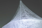 Svatoslav Krotký pracuje s nanovlákny ve svém výtvarném vyjadřování. Říká jim lapače světla. Foto: Archiv FT TUL