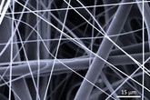 Mikroskopický snímek struktury nových nanovlákenných srobentů. Je na něm dobře patrná směsice mikrovláken a nanovláken.