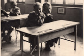 Třídní učitelku těchto prvňáčků Věru Liskovou nechal režim zmizet. Rok 1950, Jiří Suchomel vpravo. Foto: archiv J. S.