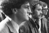 Jiří Suchomel na společné fotografii s architektem Léonem Krierem (v popředí) a Johnem Eislerem v Berlíně (1980). Foto: archiv J. S. 