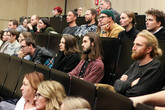 Pedagogové i studenti fakulty sledují prezentace kandidátů na nového děkana. Foto: Adam Pluhař, TUL