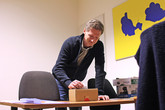 Jaroslav Prokeš, člen zaměstnanecké komory senátu, u volební urny.
