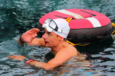 David Vencl během svého ustavujícího rekordu, kdy se jako první člověk na nádech a bez neoprenu potopil do hloubky 52 metrů. Foto: Iva Pěnčíková