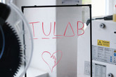 Univerzitní dílna TULab vznikla z iniciativy několika zapálených lidí, s podporou vedení univerzity, a je k dispozici studentům a zaměstnancům TUL napříč všemi jejími součástmi. Foto: Adam Pluhař, TUL