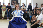 Oděv inspirovaný tradičním krojem z kolekce Kateřiny Švecové. Foto: Adam Pluhař, TUL