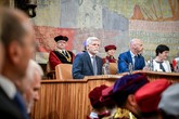 Prezident Pavel vyzdvihl význam udělování profesorských titulů hlavou státu ve slavné Velké aule Karolina. Za ním v záběru také rektor TUL Miroslav Brzezina.
