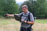 Andreas Schaumberger z HBLFA prochází se spektrofotometrem systematicky celou louku. Foto: Adam Pluhař, TUL