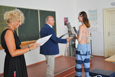 Certifikát o absolvování kurzu předával středoškolákům děkan Fakulty textilní Vladimír Bajzík. Foto: Katedra technologií a struktur FT TUL