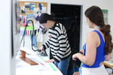 Během projektových dnů přibližují odborníci z Fakulty textilní pomocí praktických úkolů žákům základních a středních škol textilní a oděvní výrobu. Foto: Adam Pluhař, TUL