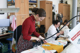 Během projektových dnů přibližují odborníci z Fakulty textilní pomocí praktických úkolů žákům základních a středních škol textilní a oděvní výrobu. Foto: Adam Pluhař,TUL