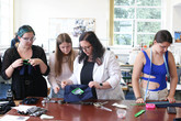 Během projektových dnů přibližují odborníci z Fakulty textilní pomocí praktických úkolů žákům základních a středních škol textilní a oděvní výrobu. Foto: Adam Pluhař, TUL