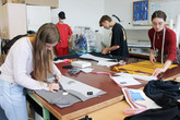 Během projektových dnů přibližují odborníci z Fakulty textilní pomocí praktických úkolů žákům základních a středních škol textilní a oděvní výrobu. Foto: KOD FT TUL