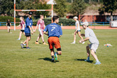 Ke sportům Českých akademických her patří i frisbee. Tým TUL je v pozadí ve fialových dresech. Foto: ČAH