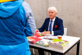 Ladislav Špaček také v prostoru před univerzitní aulou prodával a podepisoval své knihy. Foto: Radek Nový
