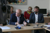 Děkan fakulty textilní Vladimír Bajzík na včerejší tiskové konferenci, na které jsme představili unikátní materiál z textilního recyklátu. Vedle René Němeček ze CityZen. Foto: Adam Pluhař