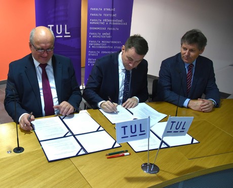 Rektor Miroslav Brzezina (vlevo) a hejtman Martin Půta přidávají své podpisy pod memorandum mezi TUL a Liberecký krajem. Foto: Filip Trdla/LK