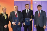 Podpisu memoranda se kromě signatářů účastnili také proprektorka TUL Lenka Burgerová a náměstek hejtmana Jiří Čeřovský. Foto: Filip Trdla/LK