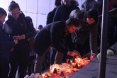 Poklonit se obětem střelby na Filozofické fakultě UK přišly v sobotu k pietnímu místu zřízenému na schodech budovy G Technické univerzity v Liberci stovky lidí. Foto: Radek Pirkl