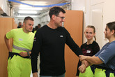 Zkušený záchranář Jaroslav Pekara (vlevo) předvádí účinnou obranu proti fyzickému kontaktu. Foto: Adam Pluhař, TUL