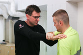 Zkušený záchranář Jaroslav Pekara (vlevo) předvádí, jak se vymanit z nepříjemného sevření. Foto: Adam Pluhař, TUL