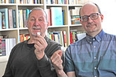 Profesoři Militký (vlevo) a Wiener s nenápadným, zato zásadním zlepšovákem pro oděvní producenty a e-shopy. 