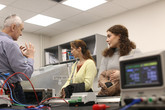 Lubomír Slavík ukazuje vybavení laboratoře Fakulty mechatroniky, informatiky a mezioborových studií TUL. Foto: Adam Pluhař, TUL