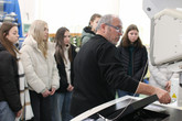 Karol Ježík předvádí dívkám laboratoř Katedry technologií a struktur Fakulty textilní TUL. Foto: Adam Pluhař, TUL
