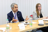 Velvyslanec Spojených států amerických v ČR Bijan Sabet se při setkání s vedením TUL zajímal o zaměření univerzity a výzkum. Foto: Adam Pluhař