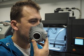 Ke zdravotníkům v první linii mířily v době pandemie také respirátory vytištěné naší univerzitou na speciální 3D tiskárně Hewlett-Packard Jet Fusion 4200. Foto: Adam Pluhař