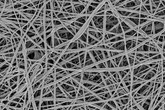 Nanovlákenný filtr zvětšený skenovacím elektronovým mikroskopem. Foto: Adam Pluhař