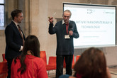 František Peterka hovoří na konferenci Kámen, město papír – O restaurování veřejné plastiky – o fotoaktivních nanomateriálech a technologiích. Foto: Libor Galia