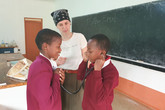 Míša Seidenglancová učila měsíc děti na základní škole zdravovědu a první pomoc. Foto: archiv Michaly Seidenglancové