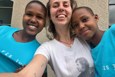 Míša Seidenglancová učila měsíc děti na tanzanské základní škole zdravovědu a první pomoc. Foto: archiv Michaly Seidenglancové