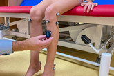 V Laboratoři pohybu se pomocí systému dvanácti kamer a reflexních terčíků nalepených na různých částech pacientova těla převádí nasnímaný pohyb do virtuálních modelů. Foto: KNL