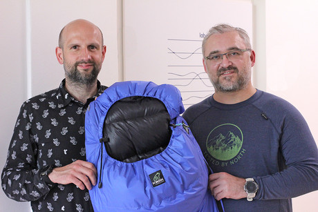 Co se stane, když vybavíte peří s nanomembránou? KWAK. Roman Knížek (vlevo) a Davida Pařízek se spacákem s nanomembránou.