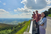 Thajští hosté si nenechali ujít příležitost prohlédnout si Liberec z vrcholu ještědu. Foto: archiv Jana Valtery