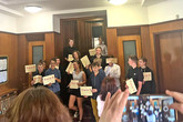Absolventi Dětské univerzity se řadí na focení v sídle krajské hygienické stanice, kde převzali diplomy. Foto: Michaela Jakubičková