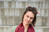 Barbora Tydlitátová získala Cenu Nadace PRECIOSA za kolekci A TRASH GEM CLASH, v níž zpracovávala barevný skleněný odpad ze sklářské hutě. Foto: Jan Kosina