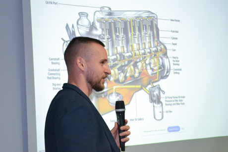 Jiří Nigrín během prezentace své diplomové práce, jež analyzovala vzduchovou kapsu v systému spalovacích motorů. Foto: Jaroslava Kočárková