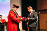 Rektor předává pamětní medaili profesoru Zdeňku Plívovi. Foto: Zuzana Bajtová