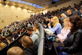 V diváky zaplněné aule se během finálového dne soutěže v rychlém sledu střídalo na osmdesát krátkých módních přehlídek. Foto: Jakub Volný