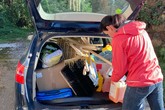 Mise z TUL do Višňové nepřijela jen pracovat, ale přivezla plně naložené auto s věcmi, které se vybraly v rámci vyhlášené sbírky. Foto: archiv KTV FP TUL