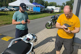 Příprava testovacího motocyklu na okruhu v Hradci Králové. Foto: Marián Lamr