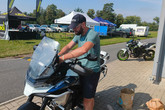 Příprava testovacího motocyklu na okruhu v Hradci Králové. Foto: Marián Lamr