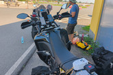 Příprava testovacího motocyklu na okruhu v Hradci Králové. Foto: Marián Lamr