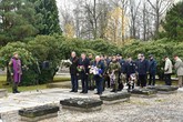 Piety u památníku na vojenském hřbitově v Ruprechticích se zúčastnil i rektor TUL Miroslav Brzezina. Zdroj: Statutární město Liberec