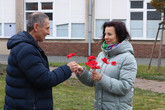 Vlčí máky nejen sázeli, ale i kupovali studenti i zaměstnanci univerzity a přispěli tak do sbírky pořádané neziskovou organizací Post Bellum. Foto: Adam Pluhař